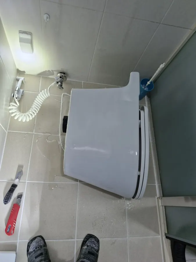 이물질 제거를 위해 양변기를 탈거해 옮겨 놓은 상태